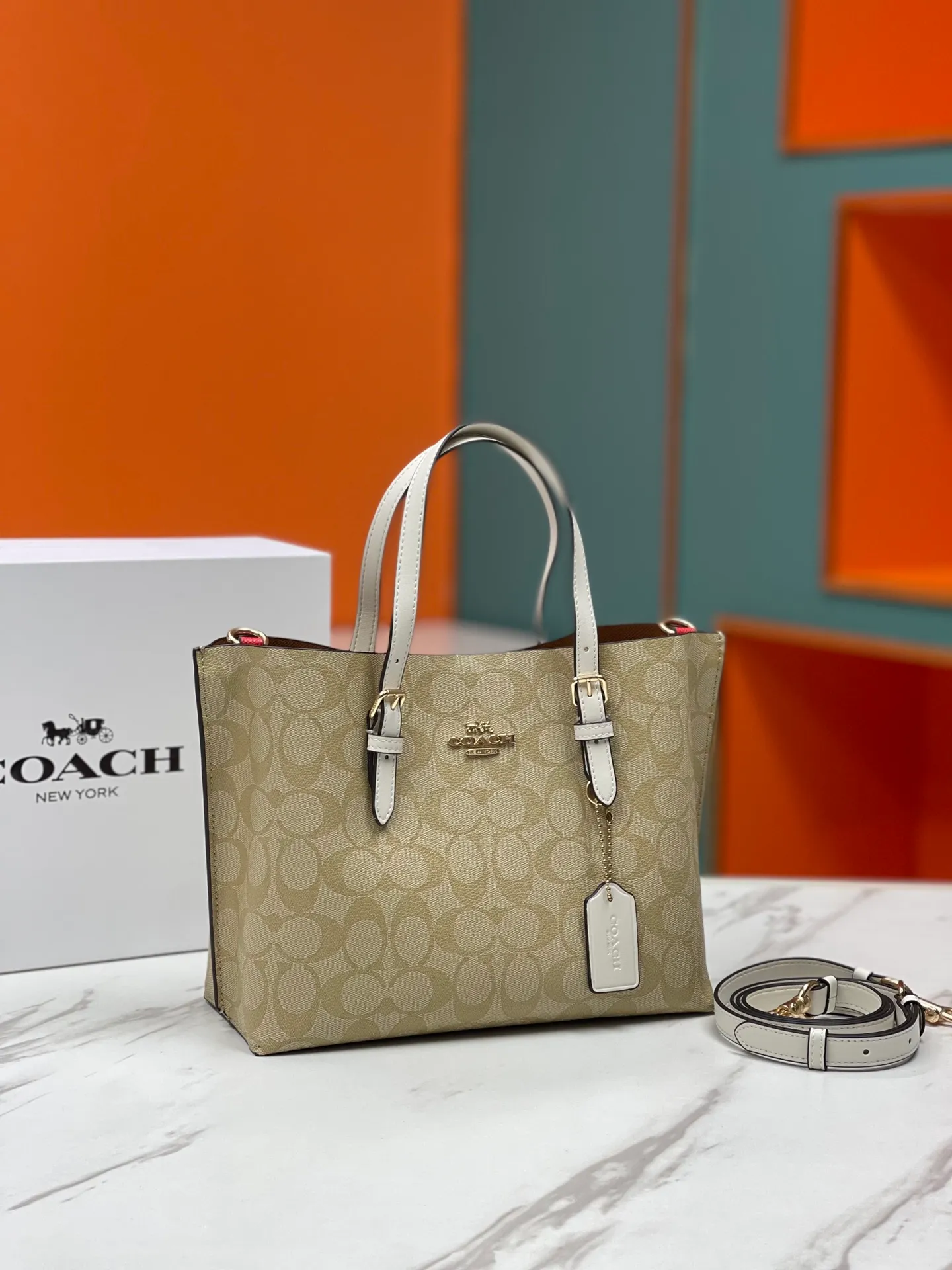 Top original order batch 400💰coach/Coach new model number: C4084 new [Mollie Tote 25] small size tote. But there is no shortage of compartments. The material is classic and durable. There are many ways to match it. It can be carried by hand, on the shoulder, or cross-body. Another popular style. Little sisters, get it now! New colors are being unlocked ~ Size: 25*19*11,