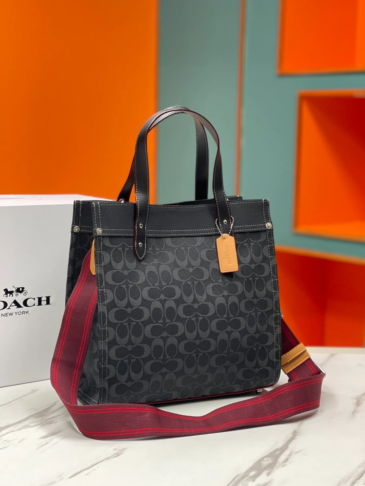 Top original order 400 in batches💰. coach/Coach’s new model CG092. Dempsey canvas Field Tote vertical large tote shopping bag, the bag is small, cute and can be packed in. It is very suitable for petite girls, fashionable and versatile ~ 30X30