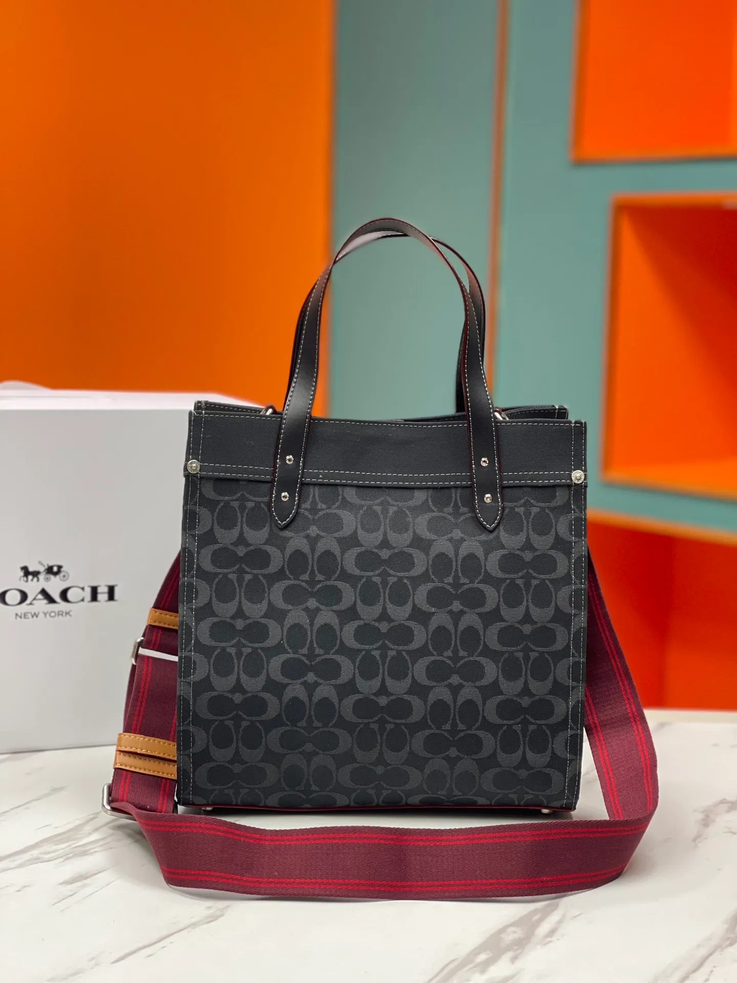 Top original order 400 in batches💰. coach/Coach’s new model CG092. Dempsey canvas Field Tote vertical large tote shopping bag, the bag is small, cute and can be packed in. It is very suitable for petite girls, fashionable and versatile ~ 30X30