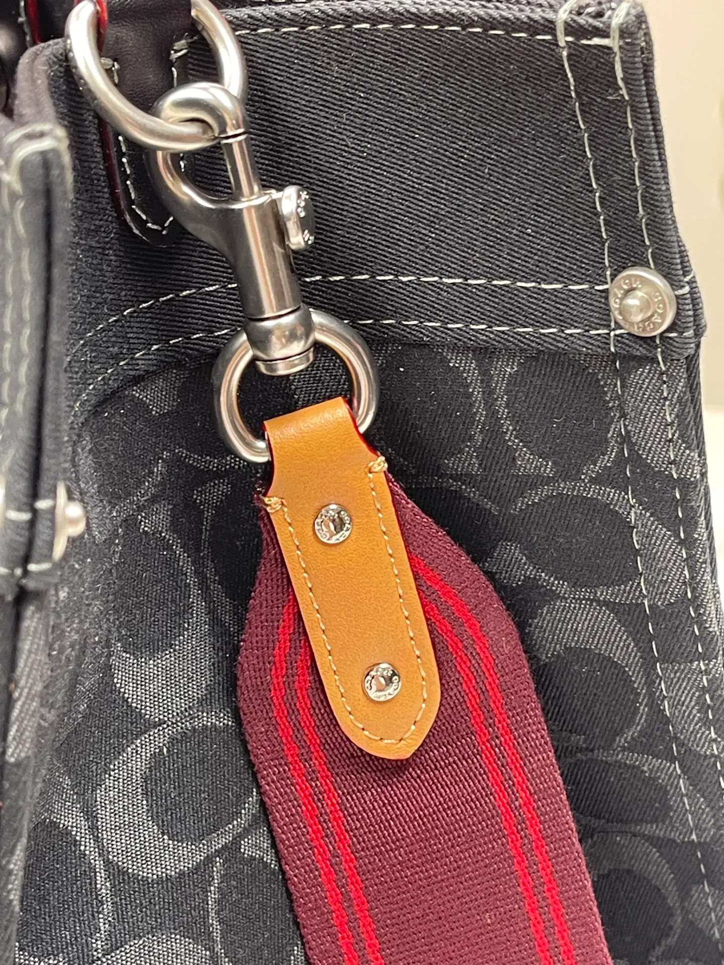 Top original order 400 in batches💰. coach/Coach’s new model CG092. Dempsey canvas Field Tote vertical large tote shopping bag, the bag is small, cute and can be packed in. It is very suitable for petite girls, fashionable and versatile ~ 30X30