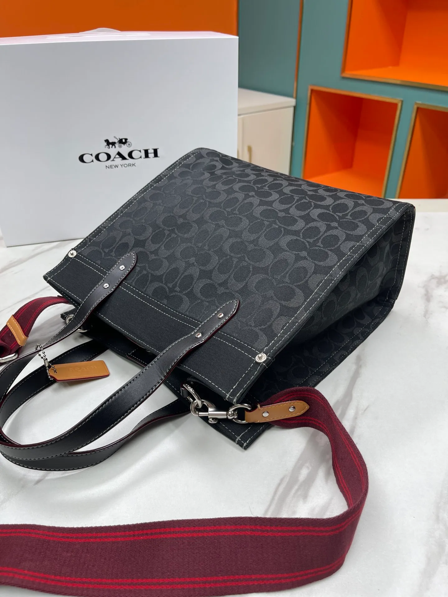 Top original order 400 in batches💰. coach/Coach’s new model CG092. Dempsey canvas Field Tote vertical large tote shopping bag, the bag is small, cute and can be packed in. It is very suitable for petite girls, fashionable and versatile ~ 30X30