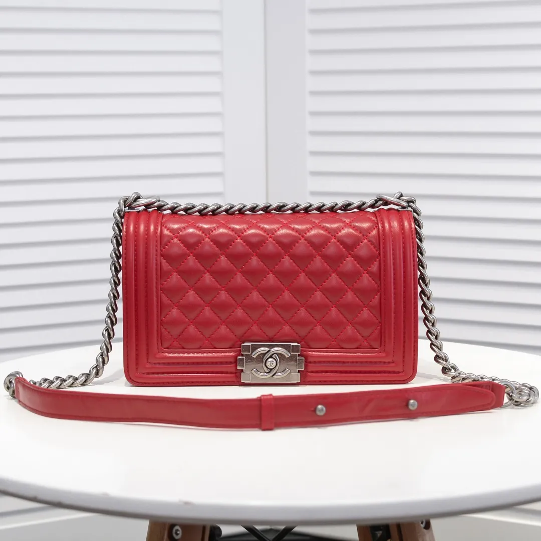 💰420￥ (Full sheepskin with original hardware) [Smile] Chanel Chanel 👑 Lambskin [Lightning] Thickened electroplated hardware accessories 🌈 The workmanship is comparable to the original order 💪 The bottom can be pinched and rebounded without trace, absolutely spot-on and real-life, fashionable and durable 💪💪 High-end quality, no pressure in and out of the drill cabinet 💏, size 25*15*8cm Style number: 67086