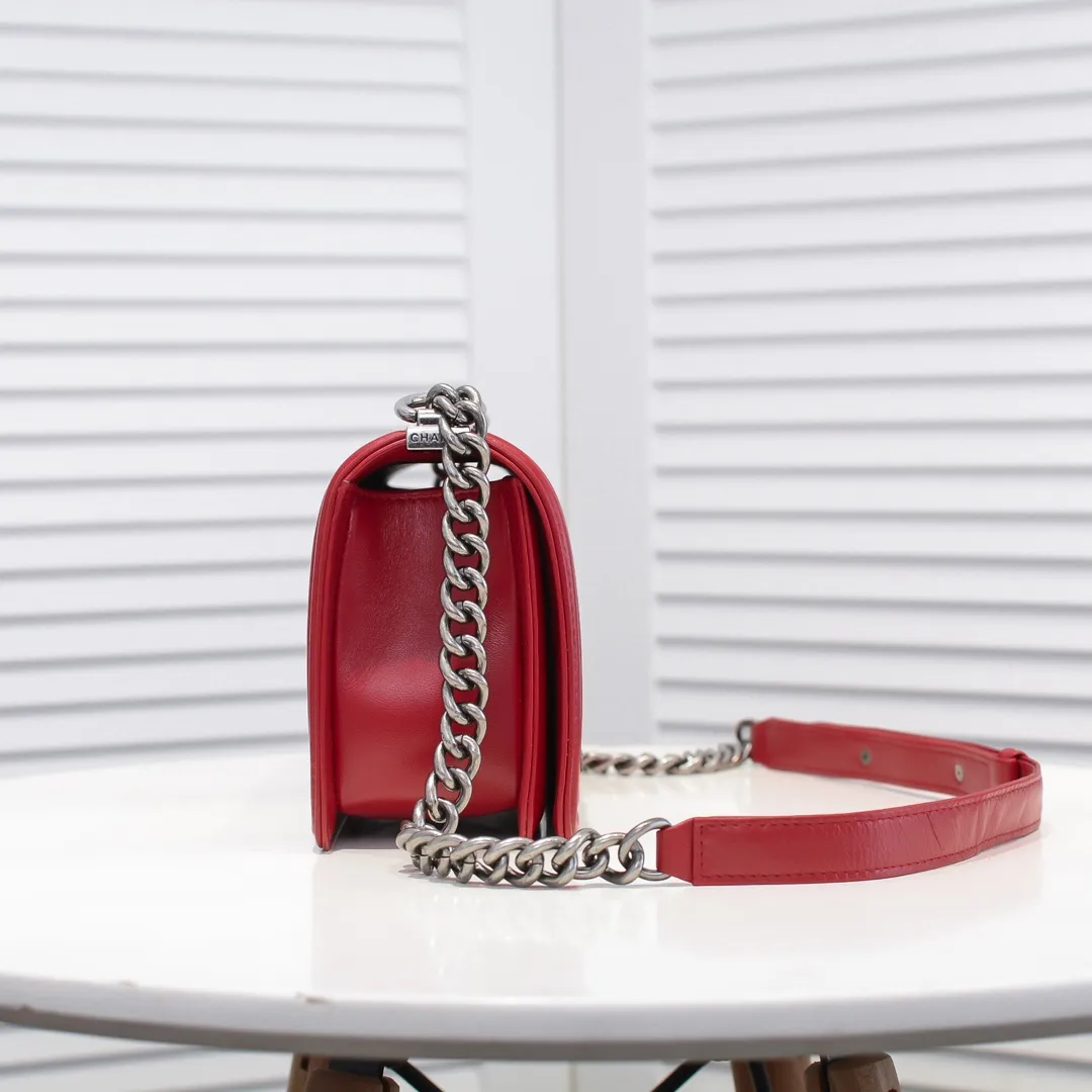 💰420￥ (Full sheepskin with original hardware) [Smile] Chanel Chanel 👑 Lambskin [Lightning] Thickened electroplated hardware accessories 🌈 The workmanship is comparable to the original order 💪 The bottom can be pinched and rebounded without trace, absolutely spot-on and real-life, fashionable and durable 💪💪 High-end quality, no pressure in and out of the drill cabinet 💏, size 25*15*8cm Style number: 67086