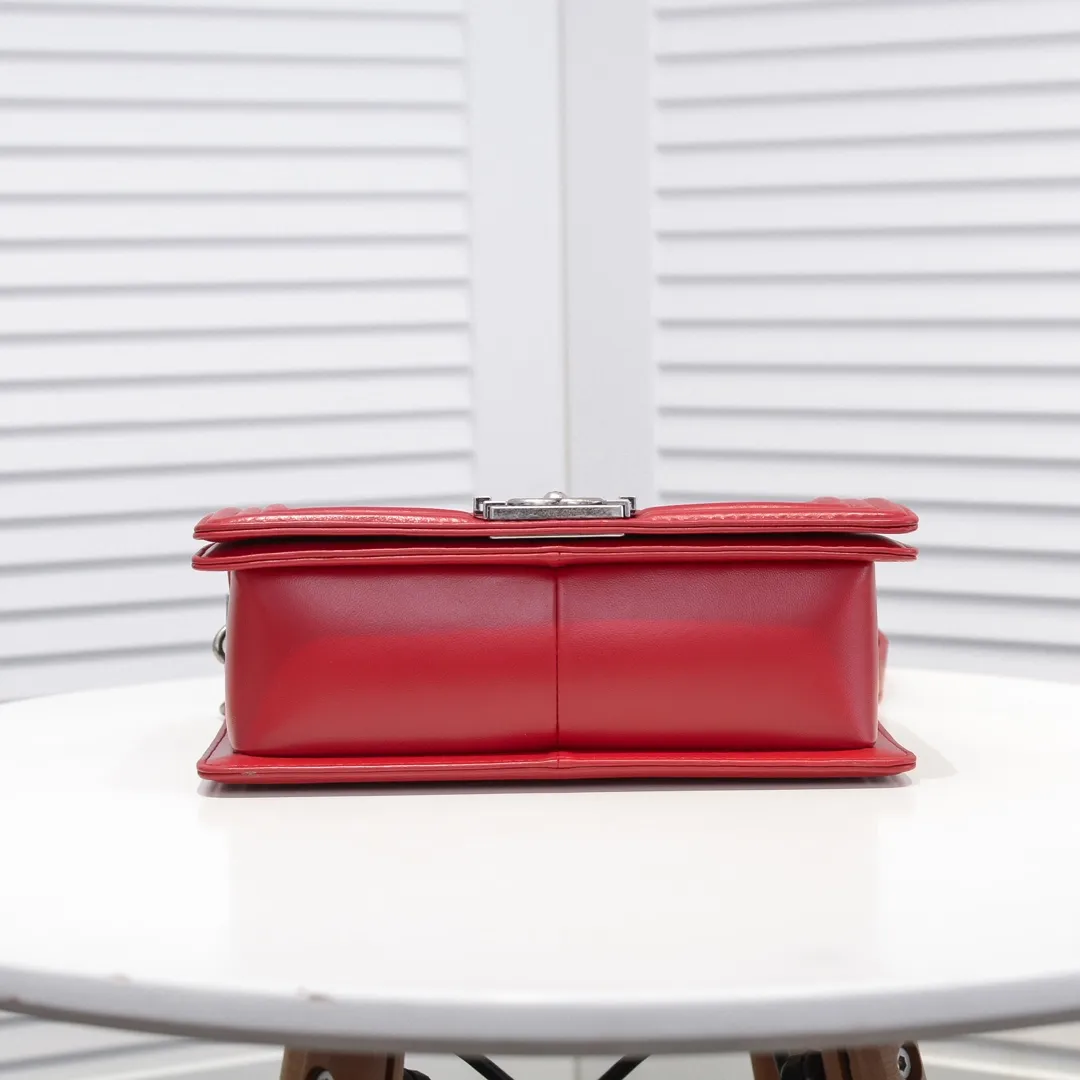 💰420￥ (Full sheepskin with original hardware) [Smile] Chanel Chanel 👑 Lambskin [Lightning] Thickened electroplated hardware accessories 🌈 The workmanship is comparable to the original order 💪 The bottom can be pinched and rebounded without trace, absolutely spot-on and real-life, fashionable and durable 💪💪 High-end quality, no pressure in and out of the drill cabinet 💏, size 25*15*8cm Style number: 67086