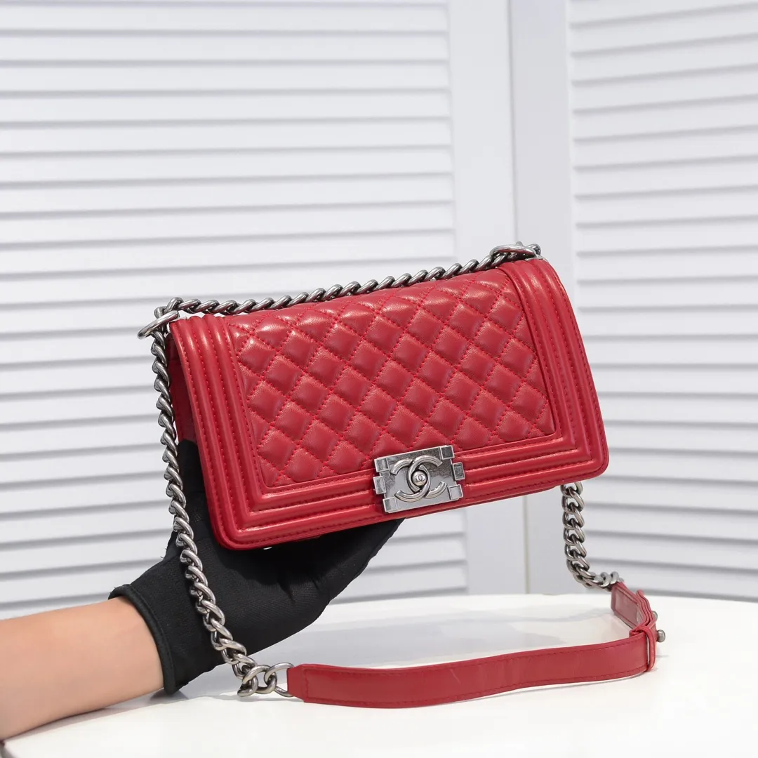 💰420￥ (Full sheepskin with original hardware) [Smile] Chanel Chanel 👑 Lambskin [Lightning] Thickened electroplated hardware accessories 🌈 The workmanship is comparable to the original order 💪 The bottom can be pinched and rebounded without trace, absolutely spot-on and real-life, fashionable and durable 💪💪 High-end quality, no pressure in and out of the drill cabinet 💏, size 25*15*8cm Style number: 67086