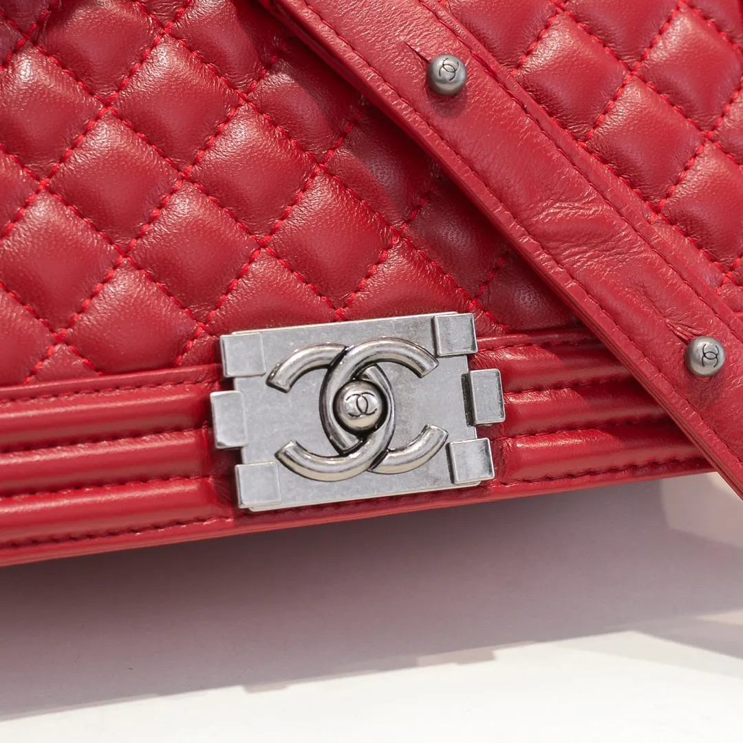💰420￥ (Full sheepskin with original hardware) [Smile] Chanel Chanel 👑 Lambskin [Lightning] Thickened electroplated hardware accessories 🌈 The workmanship is comparable to the original order 💪 The bottom can be pinched and rebounded without trace, absolutely spot-on and real-life, fashionable and durable 💪💪 High-end quality, no pressure in and out of the drill cabinet 💏, size 25*15*8cm Style number: 67086