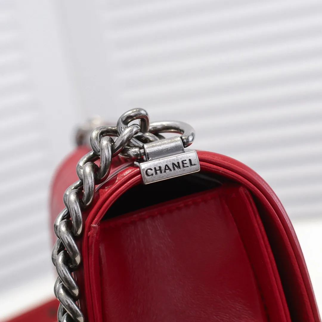 💰420￥ (Full sheepskin with original hardware) [Smile] Chanel Chanel 👑 Lambskin [Lightning] Thickened electroplated hardware accessories 🌈 The workmanship is comparable to the original order 💪 The bottom can be pinched and rebounded without trace, absolutely spot-on and real-life, fashionable and durable 💪💪 High-end quality, no pressure in and out of the drill cabinet 💏, size 25*15*8cm Style number: 67086