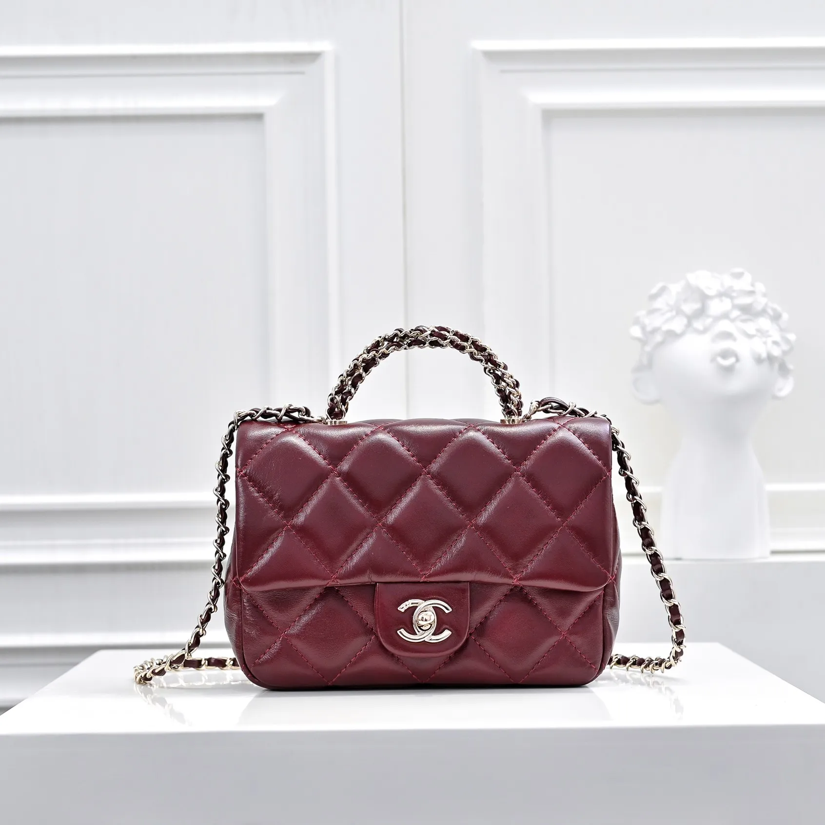 💰420￥Small size👑Chanel24B new series woc. The first layer of oil wax leather is both beautiful and very resistant. The twist handle is a new height of "twist-like" metal chain handle. It is an integrated fixed handle composed of three non-connected chains. Small size: 17x10cm, style number: 367