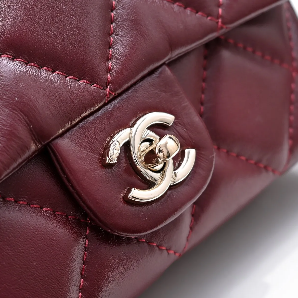 💰420￥Small size👑Chanel24B new series woc. The first layer of oil wax leather is both beautiful and very resistant. The twist handle is a new height of "twist-like" metal chain handle. It is an integrated fixed handle composed of three non-connected chains. Small size: 17x10cm, style number: 367