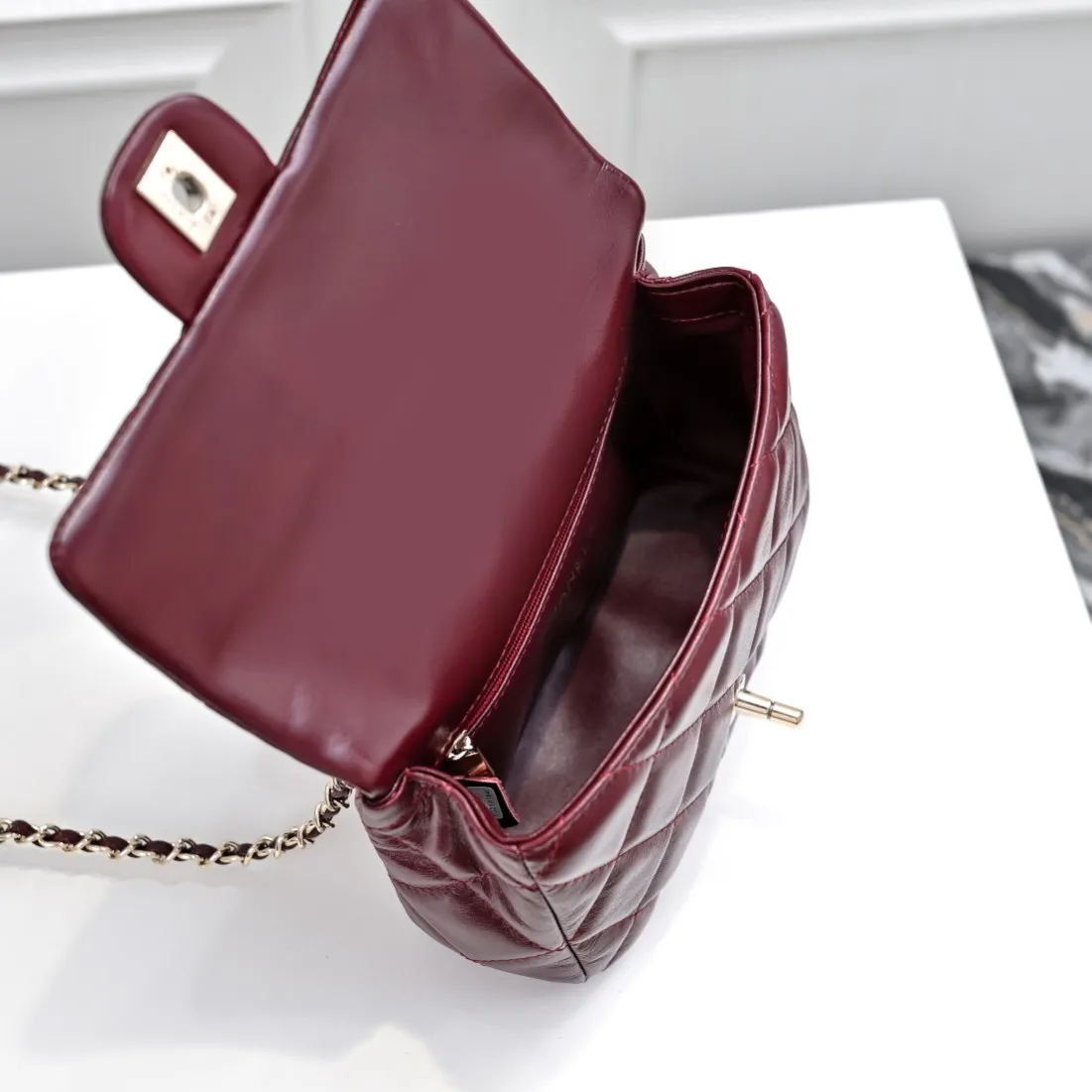 💰420￥Small size👑Chanel24B new series woc. The first layer of oil wax leather is both beautiful and very resistant. The twist handle is a new height of "twist-like" metal chain handle. It is an integrated fixed handle composed of three non-connected chains. Small size: 17x10cm, style number: 367
