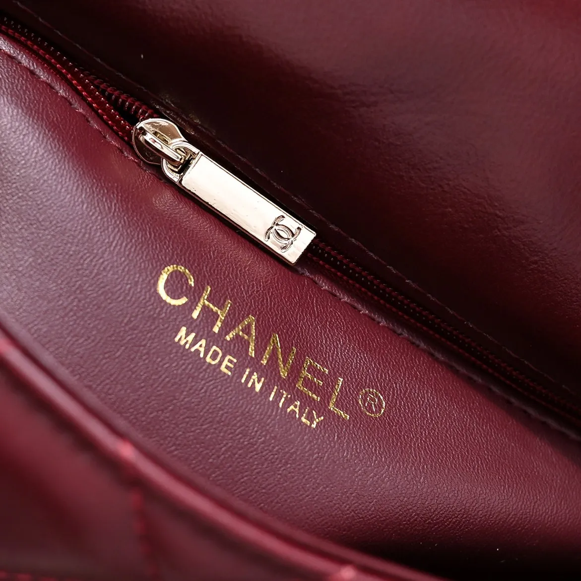 💰420￥Small size👑Chanel24B new series woc. The first layer of oil wax leather is both beautiful and very resistant. The twist handle is a new height of "twist-like" metal chain handle. It is an integrated fixed handle composed of three non-connected chains. Small size: 17x10cm, style number: 367