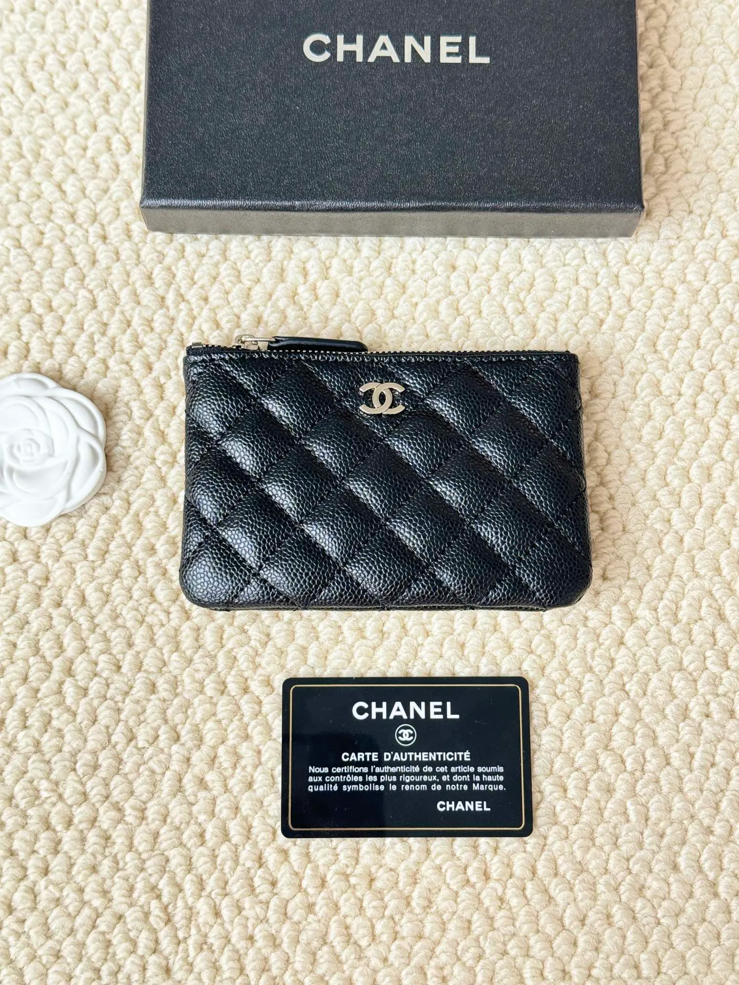💰130 CHANEL Classic Caviar has a fresh design, with an exquisite replica flavor, very beautiful, the latest in 2023 from the official website🆕Card holder Caviar medium ball grain cowhide is scratch-resistant and has a super glossy feel. It is troublesome to carry a bag that is too big in summer. It is suitable for putting in a mini bag and convenient for carrying in your pocket😍 The bag has a zipper, which is super practical. You can also put cards, change, coins, and keys inside! Style number: 82365 Size: 15*8.5