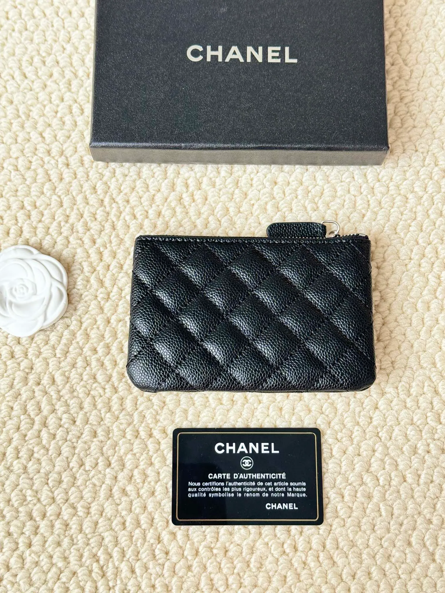 💰130 CHANEL Classic Caviar has a fresh design, with an exquisite replica flavor, very beautiful, the latest in 2023 from the official website🆕Card holder Caviar medium ball grain cowhide is scratch-resistant and has a super glossy feel. It is troublesome to carry a bag that is too big in summer. It is suitable for putting in a mini bag and convenient for carrying in your pocket😍 The bag has a zipper, which is super practical. You can also put cards, change, coins, and keys inside! Style number: 82365 Size: 15*8.5