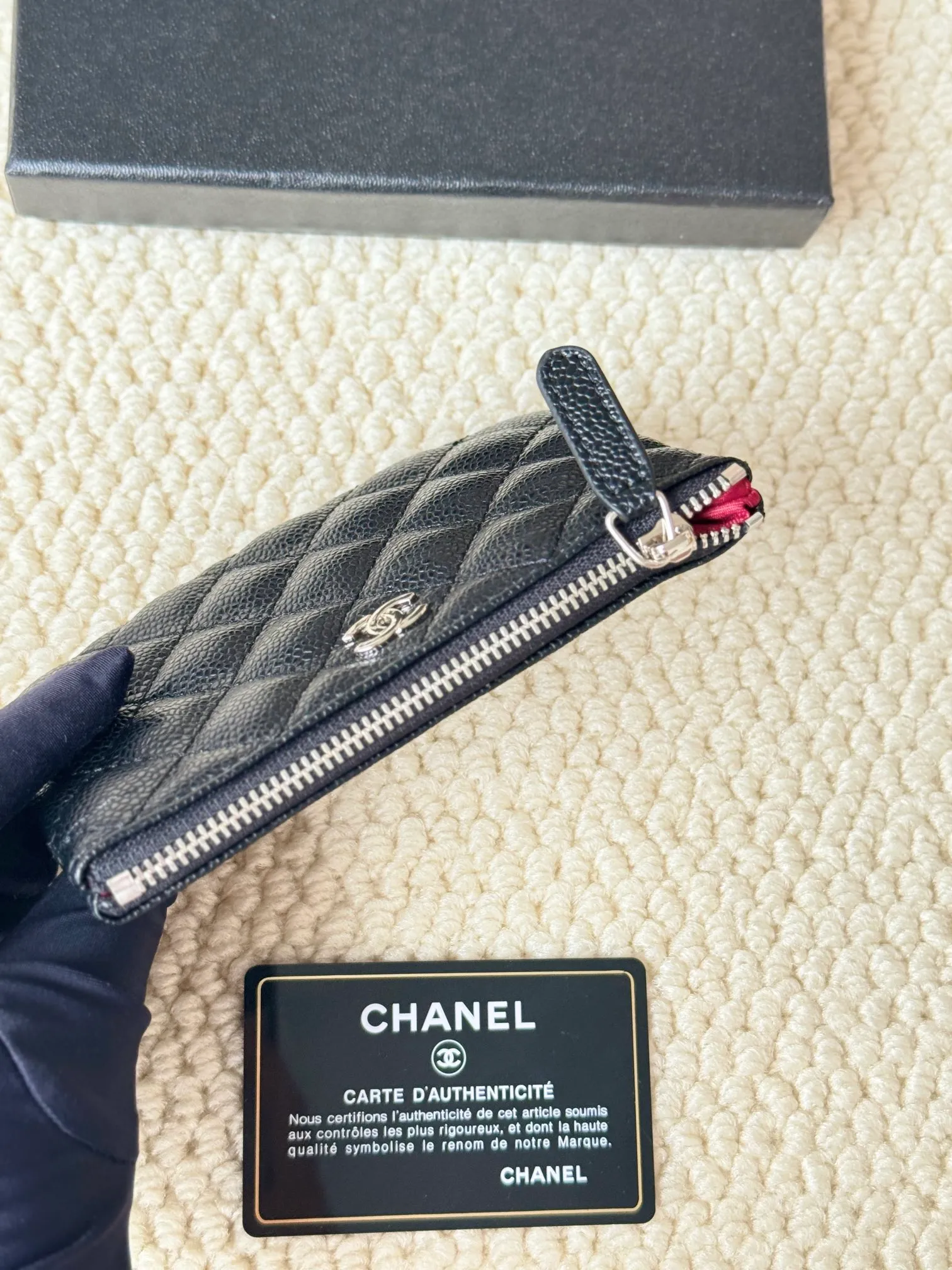 💰130 CHANEL Classic Caviar has a fresh design, with an exquisite replica flavor, very beautiful, the latest in 2023 from the official website🆕Card holder Caviar medium ball grain cowhide is scratch-resistant and has a super glossy feel. It is troublesome to carry a bag that is too big in summer. It is suitable for putting in a mini bag and convenient for carrying in your pocket😍 The bag has a zipper, which is super practical. You can also put cards, change, coins, and keys inside! Style number: 82365 Size: 15*8.5