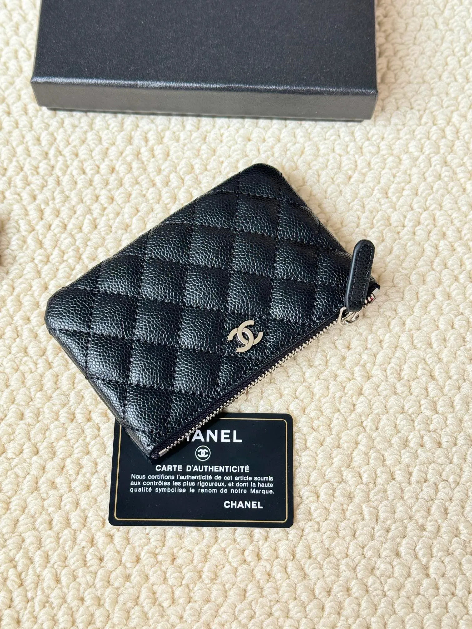 💰130 CHANEL Classic Caviar has a fresh design, with an exquisite replica flavor, very beautiful, the latest in 2023 from the official website🆕Card holder Caviar medium ball grain cowhide is scratch-resistant and has a super glossy feel. It is troublesome to carry a bag that is too big in summer. It is suitable for putting in a mini bag and convenient for carrying in your pocket😍 The bag has a zipper, which is super practical. You can also put cards, change, coins, and keys inside! Style number: 82365 Size: 15*8.5
