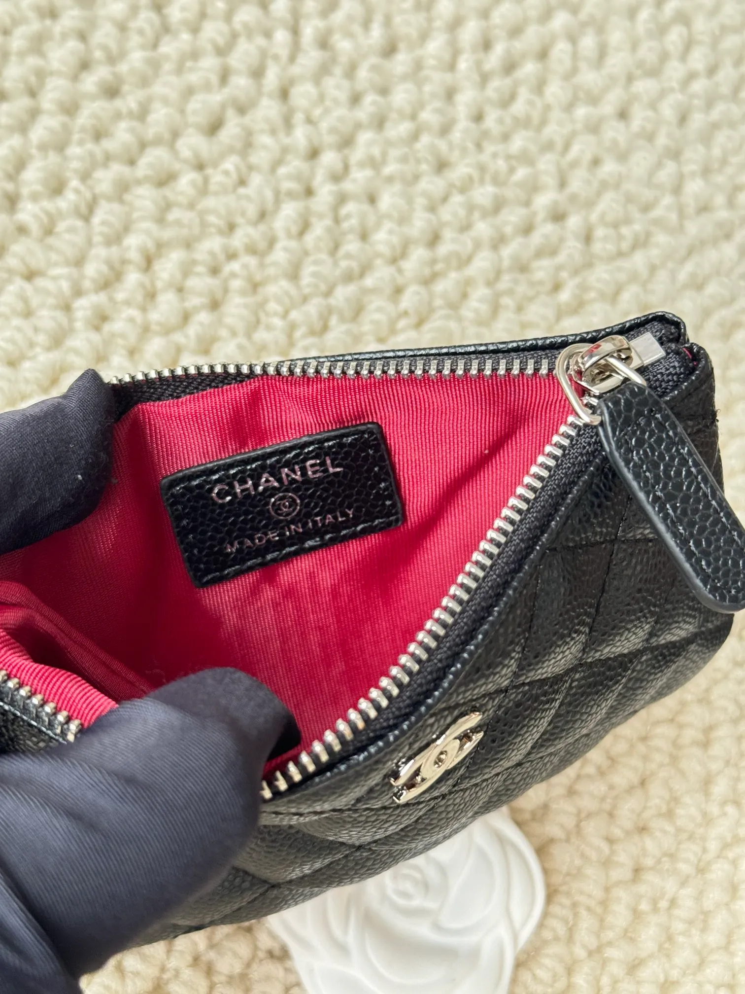 💰130 CHANEL Classic Caviar has a fresh design, with an exquisite replica flavor, very beautiful, the latest in 2023 from the official website🆕Card holder Caviar medium ball grain cowhide is scratch-resistant and has a super glossy feel. It is troublesome to carry a bag that is too big in summer. It is suitable for putting in a mini bag and convenient for carrying in your pocket😍 The bag has a zipper, which is super practical. You can also put cards, change, coins, and keys inside! Style number: 82365 Size: 15*8.5