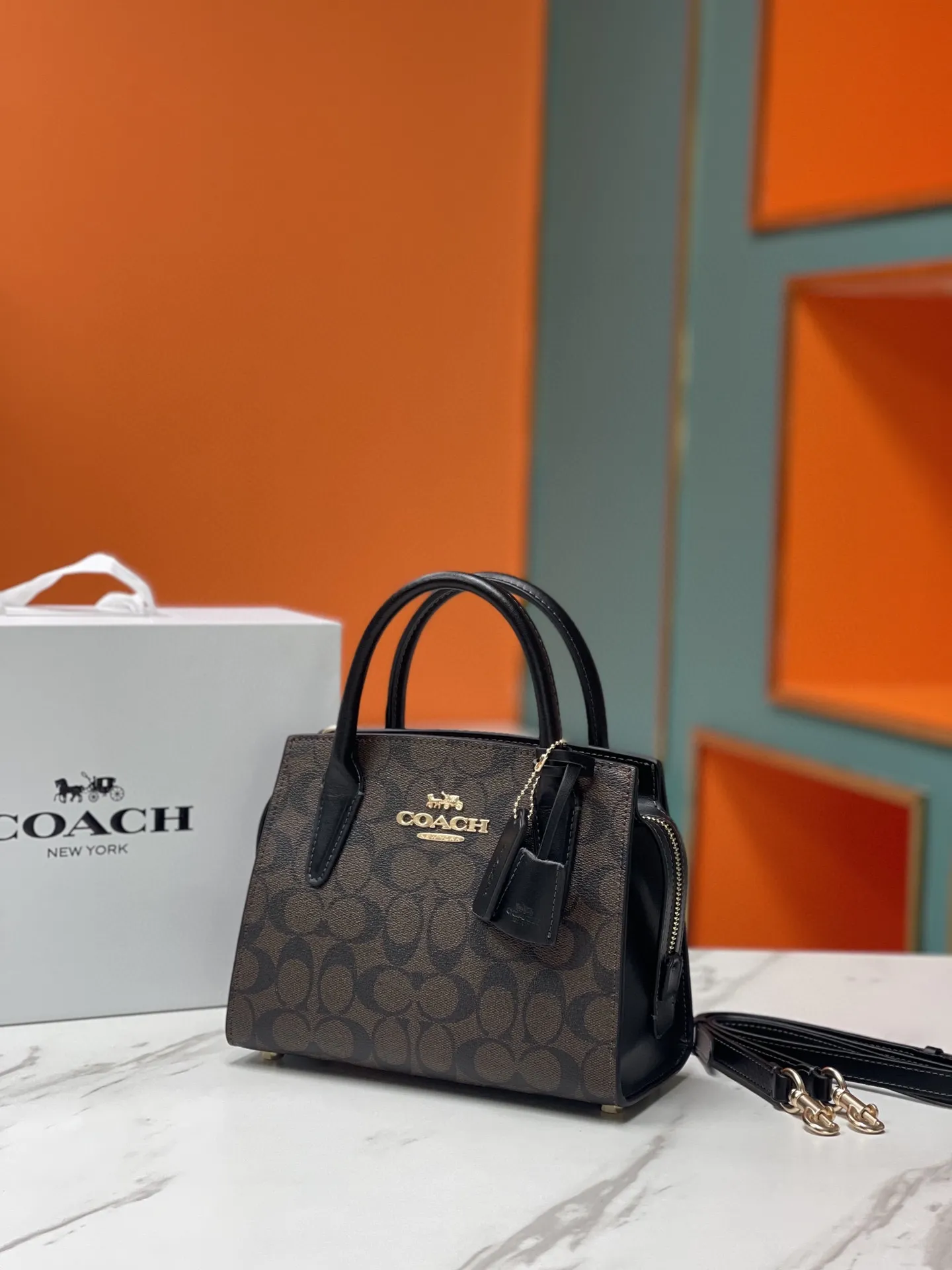 Top original order p440💰COACH/Coach new model CP266 January new Andrea Diana bag, versatile bag for autumn and winter, classic color matching, versatile style, timeless Diana bag, can be easily used and matched as a hand-held crossbody. The zipper design protects items from falling out. It is not too large but has a pleasant capacity, which is sufficient and easy to carry. Size 22X16.5X11.5
