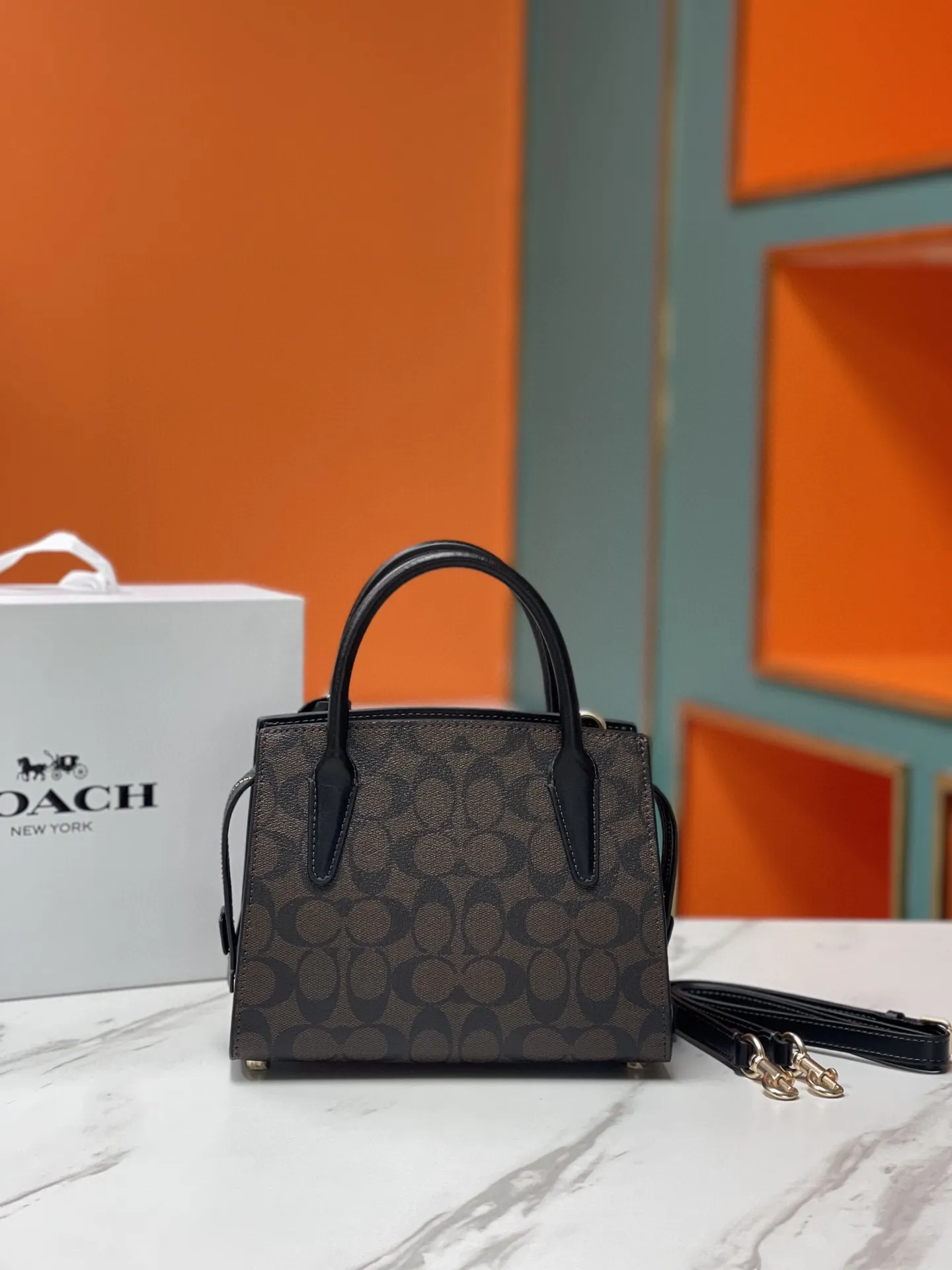 Top original order p440💰COACH/Coach new model CP266 January new Andrea Diana bag, versatile bag for autumn and winter, classic color matching, versatile style, timeless Diana bag, can be easily used and matched as a hand-held crossbody. The zipper design protects items from falling out. It is not too large but has a pleasant capacity, which is sufficient and easy to carry. Size 22X16.5X11.5
