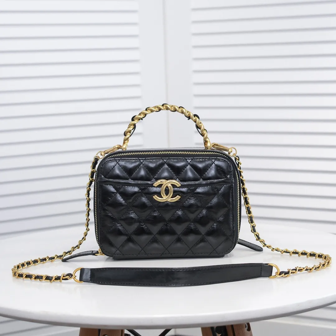 💰420￥Large size👑Chanel 2021 latest large and small camera bags are shipped! The double-zipper handheld camera bag is on sale now; it is made of imported top-layer oil-waxed calfskin. It has a strong sense of light. The leather chain-shaped handle has a retro style, and the compartment design is destined to have extraordinary capacity; it is super easy to store. It combines sophistication and fashion, and it is also great to use as a cosmetic case! Size: Large 13.5*18.5x7.5cm Style number: 9055