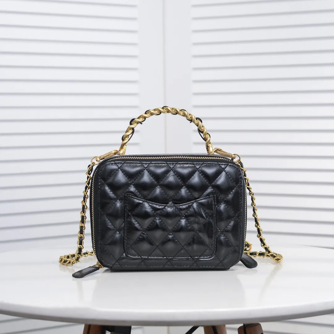 💰420￥Large size👑Chanel 2021 latest large and small camera bags are shipped! The double-zipper handheld camera bag is on sale now; it is made of imported top-layer oil-waxed calfskin. It has a strong sense of light. The leather chain-shaped handle has a retro style, and the compartment design is destined to have extraordinary capacity; it is super easy to store. It combines sophistication and fashion, and it is also great to use as a cosmetic case! Size: Large 13.5*18.5x7.5cm Style number: 9055