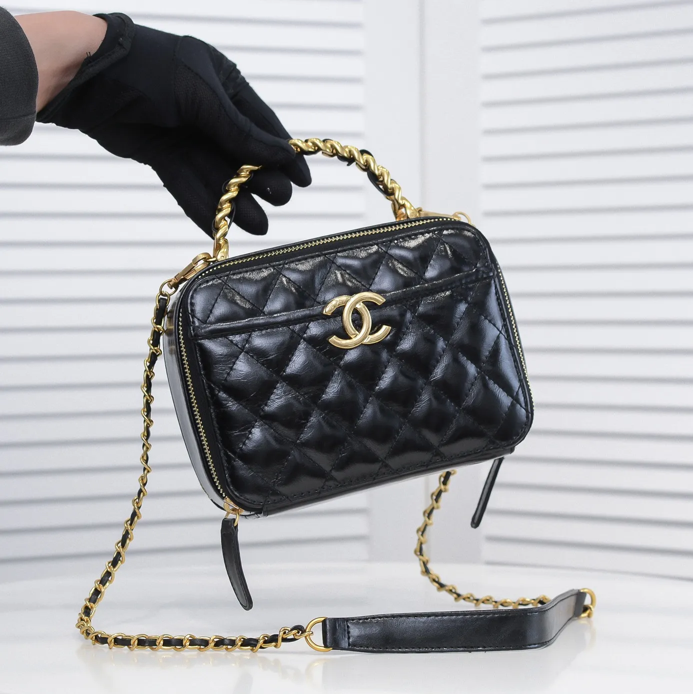 💰420￥Large size👑Chanel 2021 latest large and small camera bags are shipped! The double-zipper handheld camera bag is on sale now; it is made of imported top-layer oil-waxed calfskin. It has a strong sense of light. The leather chain-shaped handle has a retro style, and the compartment design is destined to have extraordinary capacity; it is super easy to store. It combines sophistication and fashion, and it is also great to use as a cosmetic case! Size: Large 13.5*18.5x7.5cm Style number: 9055