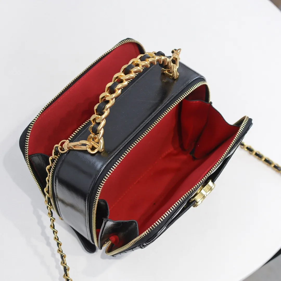 💰420￥Large size👑Chanel 2021 latest large and small camera bags are shipped! The double-zipper handheld camera bag is on sale now; it is made of imported top-layer oil-waxed calfskin. It has a strong sense of light. The leather chain-shaped handle has a retro style, and the compartment design is destined to have extraordinary capacity; it is super easy to store. It combines sophistication and fashion, and it is also great to use as a cosmetic case! Size: Large 13.5*18.5x7.5cm Style number: 9055