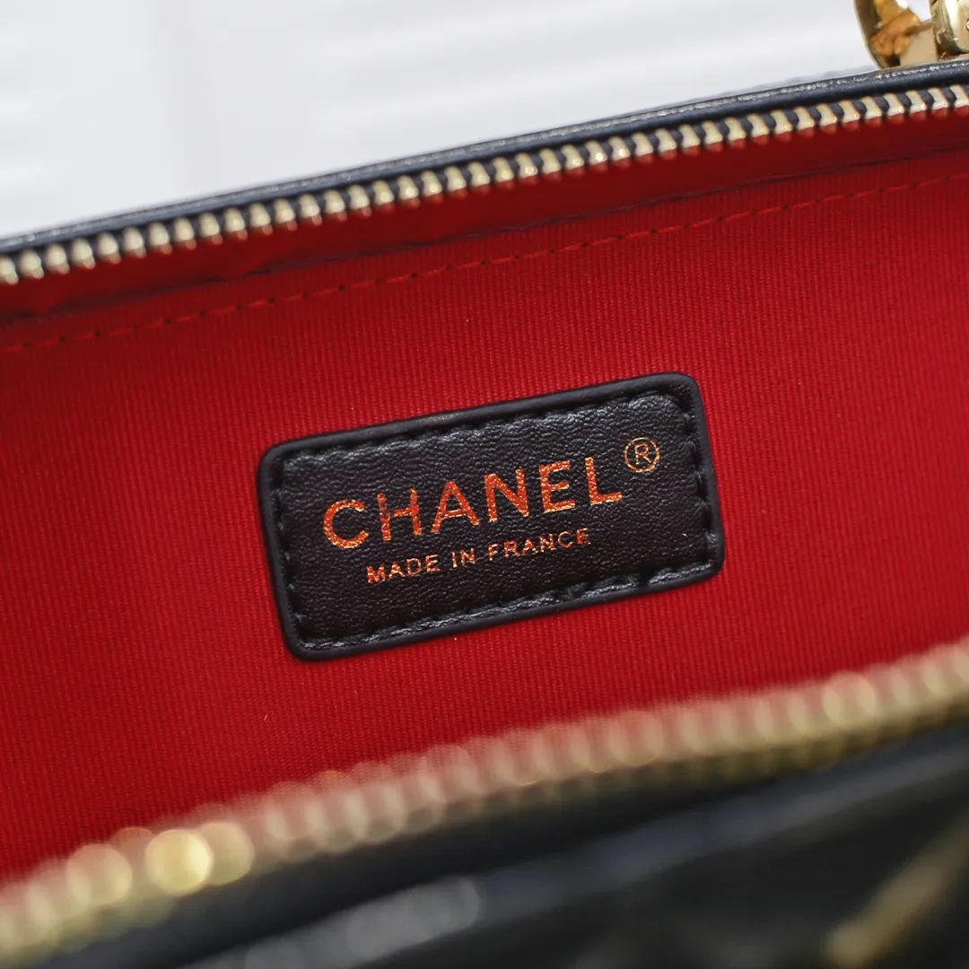 💰420￥Large size👑Chanel 2021 latest large and small camera bags are shipped! The double-zipper handheld camera bag is on sale now; it is made of imported top-layer oil-waxed calfskin. It has a strong sense of light. The leather chain-shaped handle has a retro style, and the compartment design is destined to have extraordinary capacity; it is super easy to store. It combines sophistication and fashion, and it is also great to use as a cosmetic case! Size: Large 13.5*18.5x7.5cm Style number: 9055