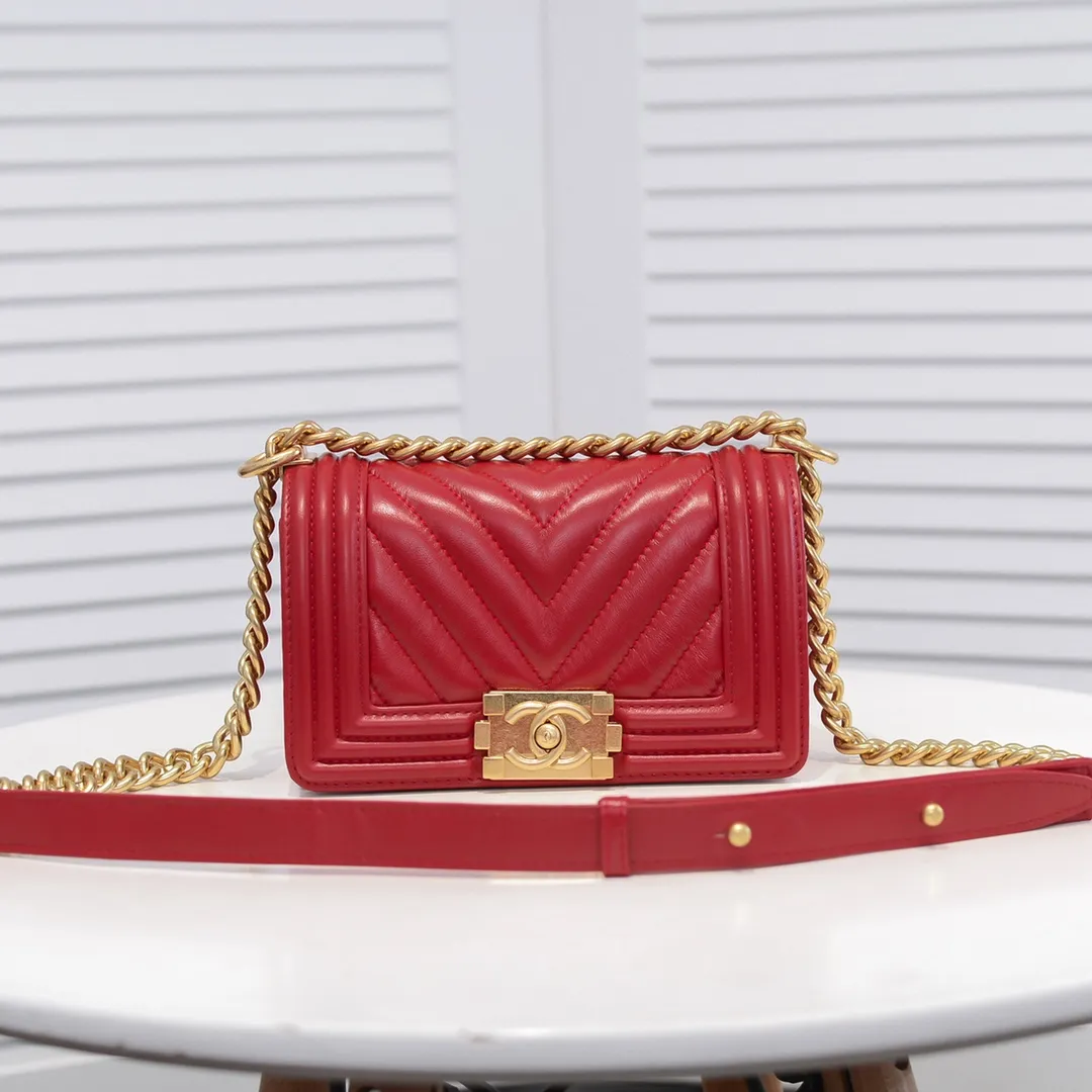 💰400￥ (Full sheepskin with original hardware) [Smile] Chanel Chanel 👑 Lambskin [Lightning] Thickened electroplated hardware accessories 🌈 The workmanship is comparable to the original order 💪 The bottom can be pinched and rebounded without trace, absolutely spot-on and real-life, fashionable and durable 💪💪 High-end quality, no pressure in and out of the drill cabinet 💏, size 20*12*7cm, style number 67085