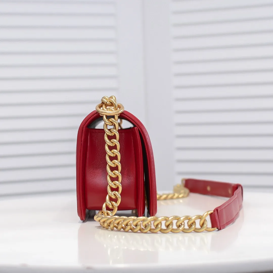 💰400￥ (Full sheepskin with original hardware) [Smile] Chanel Chanel 👑 Lambskin [Lightning] Thickened electroplated hardware accessories 🌈 The workmanship is comparable to the original order 💪 The bottom can be pinched and rebounded without trace, absolutely spot-on and real-life, fashionable and durable 💪💪 High-end quality, no pressure in and out of the drill cabinet 💏, size 20*12*7cm, style number 67085