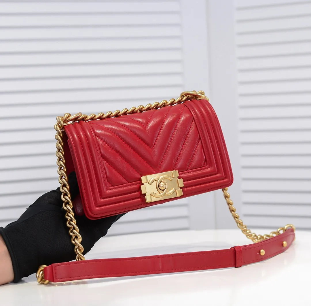 💰400￥ (Full sheepskin with original hardware) [Smile] Chanel Chanel 👑 Lambskin [Lightning] Thickened electroplated hardware accessories 🌈 The workmanship is comparable to the original order 💪 The bottom can be pinched and rebounded without trace, absolutely spot-on and real-life, fashionable and durable 💪💪 High-end quality, no pressure in and out of the drill cabinet 💏, size 20*12*7cm, style number 67085