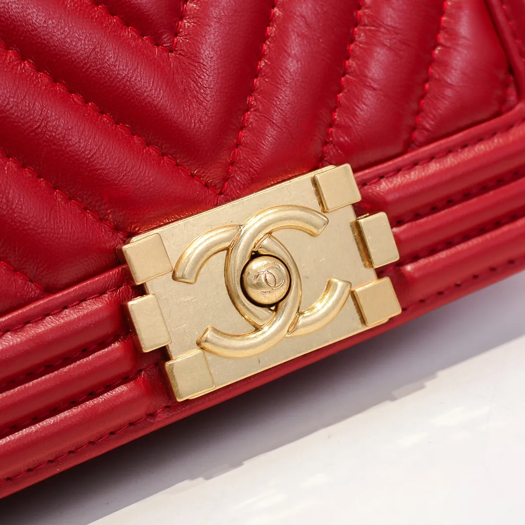💰400￥ (Full sheepskin with original hardware) [Smile] Chanel Chanel 👑 Lambskin [Lightning] Thickened electroplated hardware accessories 🌈 The workmanship is comparable to the original order 💪 The bottom can be pinched and rebounded without trace, absolutely spot-on and real-life, fashionable and durable 💪💪 High-end quality, no pressure in and out of the drill cabinet 💏, size 20*12*7cm, style number 67085