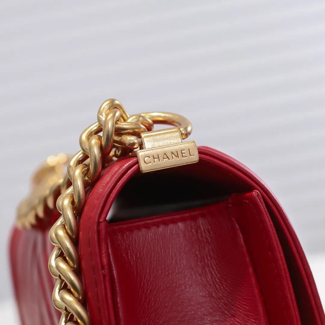 💰400￥ (Full sheepskin with original hardware) [Smile] Chanel Chanel 👑 Lambskin [Lightning] Thickened electroplated hardware accessories 🌈 The workmanship is comparable to the original order 💪 The bottom can be pinched and rebounded without trace, absolutely spot-on and real-life, fashionable and durable 💪💪 High-end quality, no pressure in and out of the drill cabinet 💏, size 20*12*7cm, style number 67085