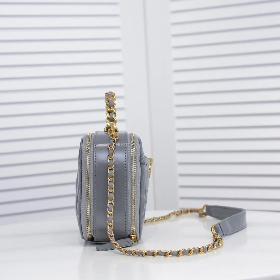 💰420￥Large size👑Chanel 2021 latest large and small camera bags are shipped! The double-zipper handheld camera bag is on sale now; it is made of imported top-layer oil-waxed calfskin. It has a strong sense of light. The leather chain-shaped handle has a retro style, and the compartment design is destined to have extraordinary capacity; it is super easy to store. It combines sophistication and fashion, and it is also great to use as a cosmetic case! Size: Large 13.5*18.5x7.5cm Style number: 9055
