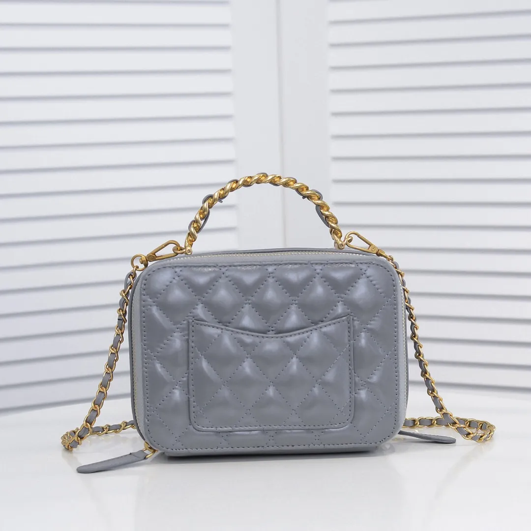 💰420￥Large size👑Chanel 2021 latest large and small camera bags are shipped! The double-zipper handheld camera bag is on sale now; it is made of imported top-layer oil-waxed calfskin. It has a strong sense of light. The leather chain-shaped handle has a retro style, and the compartment design is destined to have extraordinary capacity; it is super easy to store. It combines sophistication and fashion, and it is also great to use as a cosmetic case! Size: Large 13.5*18.5x7.5cm Style number: 9055