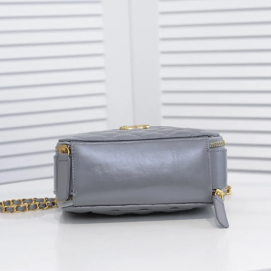 💰420￥Large size👑Chanel 2021 latest large and small camera bags are shipped! The double-zipper handheld camera bag is on sale now; it is made of imported top-layer oil-waxed calfskin. It has a strong sense of light. The leather chain-shaped handle has a retro style, and the compartment design is destined to have extraordinary capacity; it is super easy to store. It combines sophistication and fashion, and it is also great to use as a cosmetic case! Size: Large 13.5*18.5x7.5cm Style number: 9055