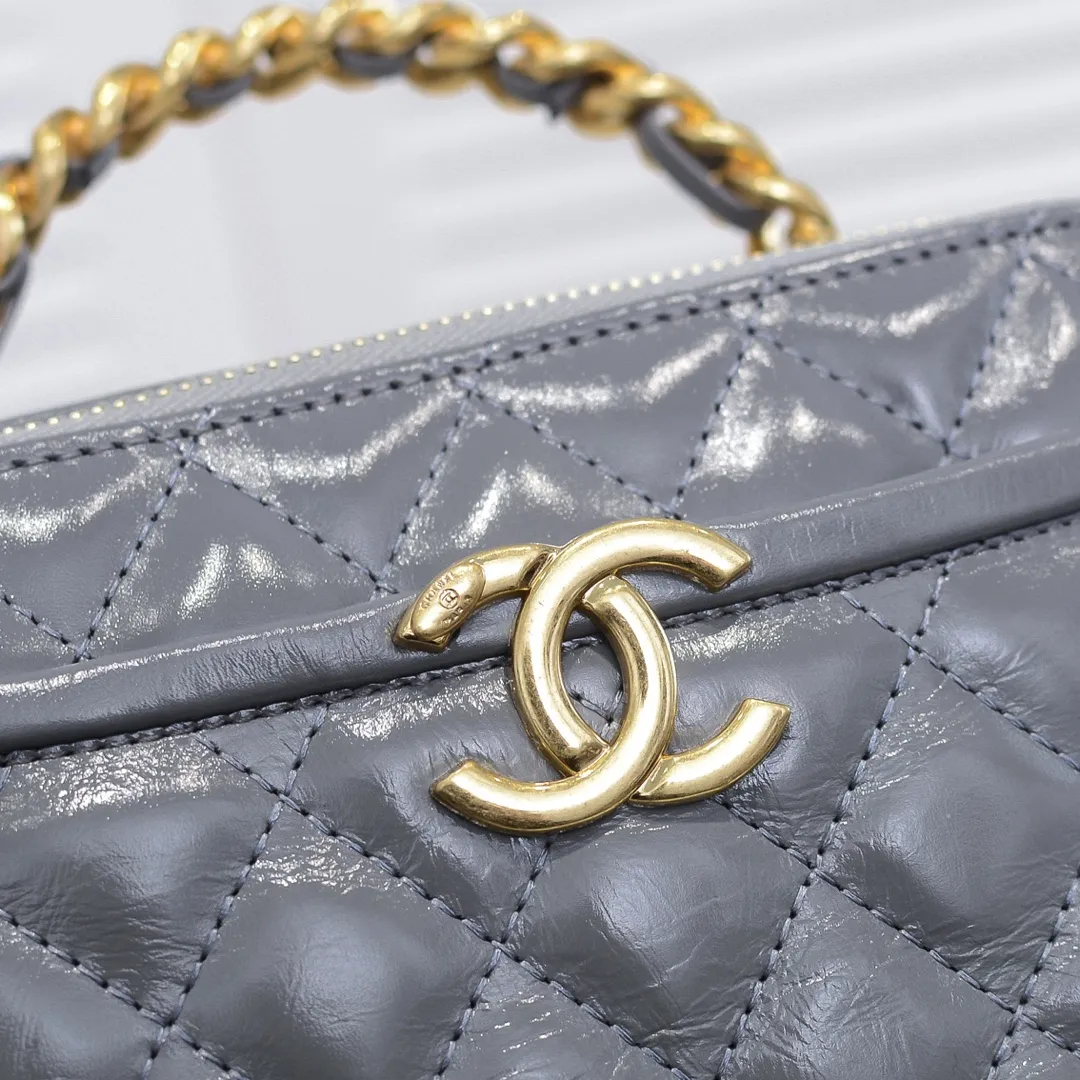 💰420￥Large size👑Chanel 2021 latest large and small camera bags are shipped! The double-zipper handheld camera bag is on sale now; it is made of imported top-layer oil-waxed calfskin. It has a strong sense of light. The leather chain-shaped handle has a retro style, and the compartment design is destined to have extraordinary capacity; it is super easy to store. It combines sophistication and fashion, and it is also great to use as a cosmetic case! Size: Large 13.5*18.5x7.5cm Style number: 9055