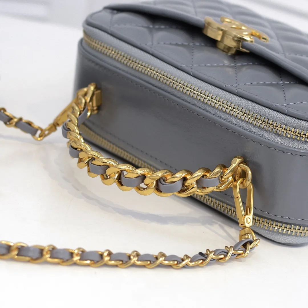 💰420￥Large size👑Chanel 2021 latest large and small camera bags are shipped! The double-zipper handheld camera bag is on sale now; it is made of imported top-layer oil-waxed calfskin. It has a strong sense of light. The leather chain-shaped handle has a retro style, and the compartment design is destined to have extraordinary capacity; it is super easy to store. It combines sophistication and fashion, and it is also great to use as a cosmetic case! Size: Large 13.5*18.5x7.5cm Style number: 9055