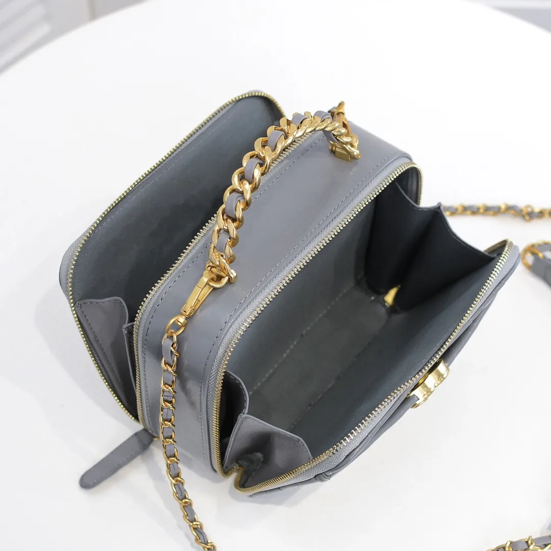 💰420￥Large size👑Chanel 2021 latest large and small camera bags are shipped! The double-zipper handheld camera bag is on sale now; it is made of imported top-layer oil-waxed calfskin. It has a strong sense of light. The leather chain-shaped handle has a retro style, and the compartment design is destined to have extraordinary capacity; it is super easy to store. It combines sophistication and fashion, and it is also great to use as a cosmetic case! Size: Large 13.5*18.5x7.5cm Style number: 9055