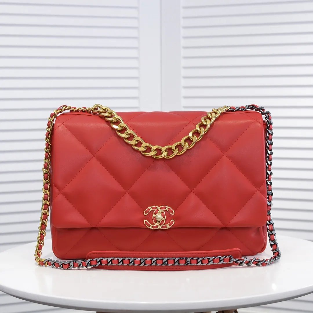 💰480￥Chanel’s latest popular model in big red size is now available📣📣Synchronized with counters🤭Imported cowhide🐂feels very soft. The upper body effect is super good, it can be carried by hand, on one shoulder or cross-body, showing the elegance and charm of women. Hurry up and get it. Style number: 9012. Size: 36*24*14cm.