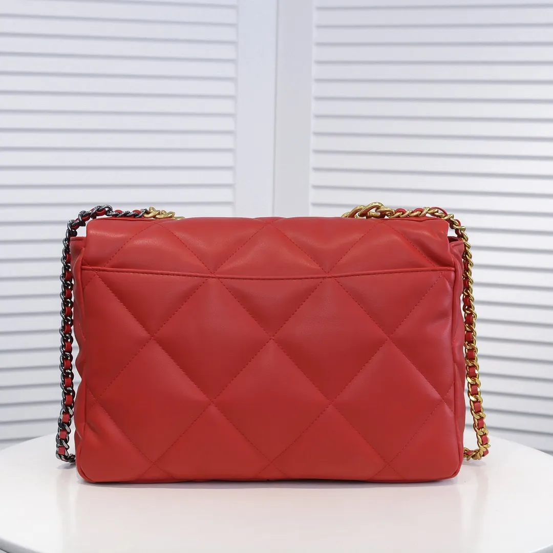 💰480￥Chanel’s latest popular model in big red size is now available📣📣Synchronized with counters🤭Imported cowhide🐂feels very soft. The upper body effect is super good, it can be carried by hand, on one shoulder or cross-body, showing the elegance and charm of women. Hurry up and get it. Style number: 9012. Size: 36*24*14cm.