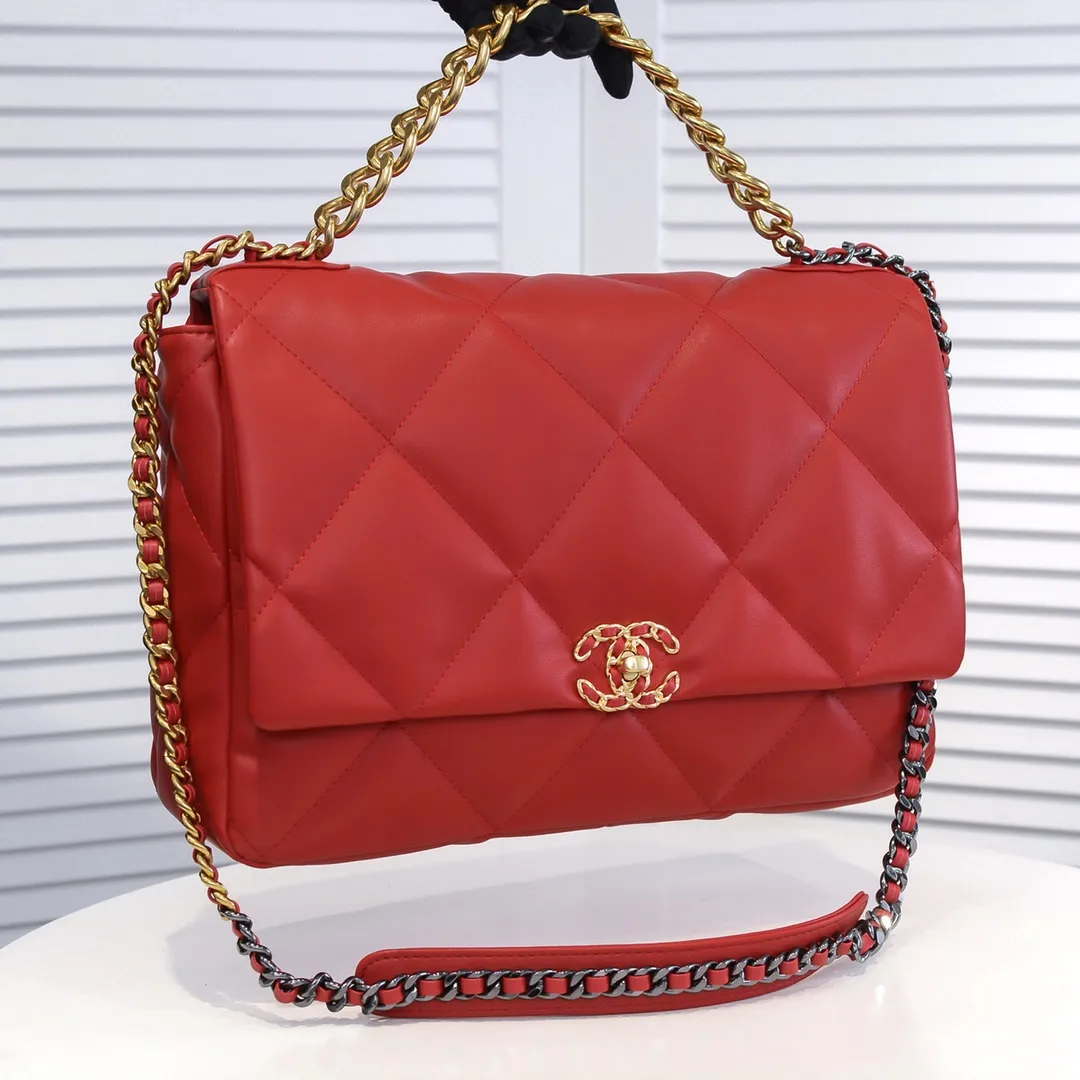 💰480￥Chanel’s latest popular model in big red size is now available📣📣Synchronized with counters🤭Imported cowhide🐂feels very soft. The upper body effect is super good, it can be carried by hand, on one shoulder or cross-body, showing the elegance and charm of women. Hurry up and get it. Style number: 9012. Size: 36*24*14cm.