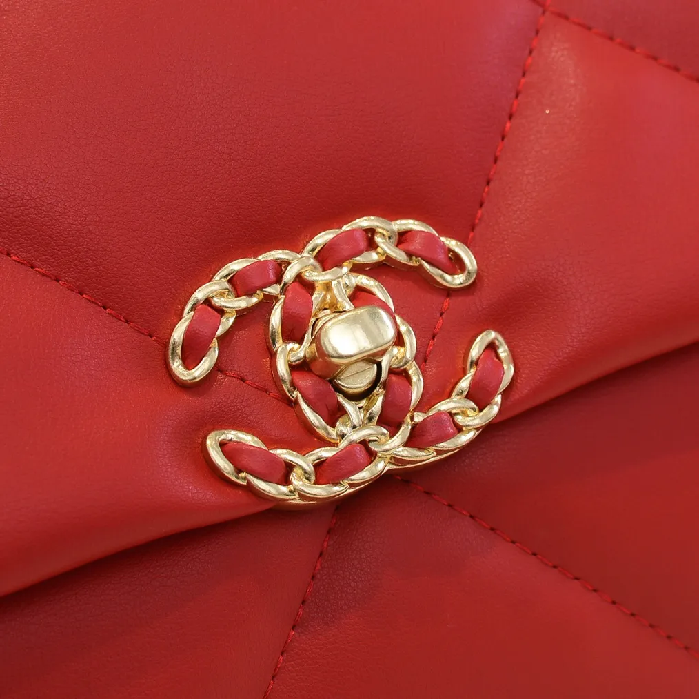 💰480￥Chanel’s latest popular model in big red size is now available📣📣Synchronized with counters🤭Imported cowhide🐂feels very soft. The upper body effect is super good, it can be carried by hand, on one shoulder or cross-body, showing the elegance and charm of women. Hurry up and get it. Style number: 9012. Size: 36*24*14cm.