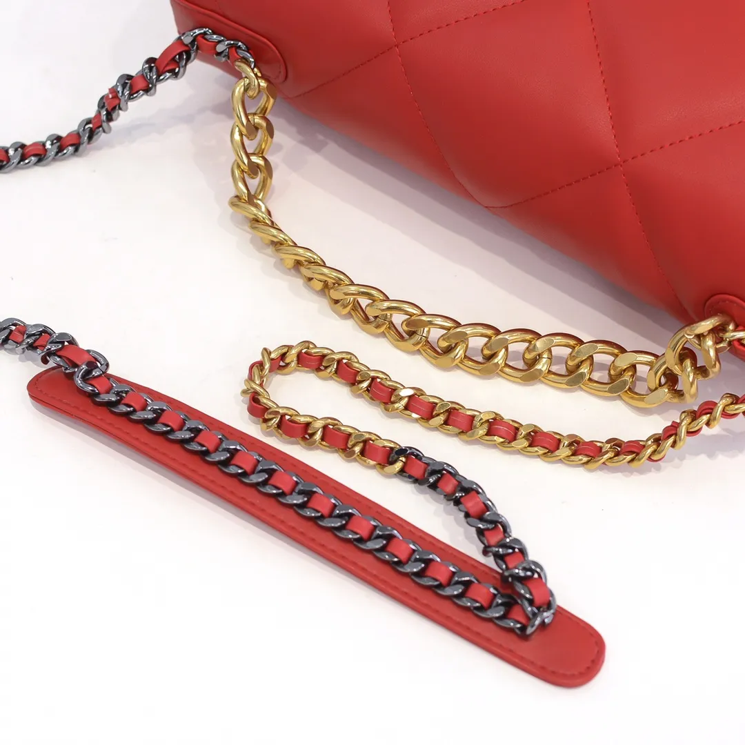 💰480￥Chanel’s latest popular model in big red size is now available📣📣Synchronized with counters🤭Imported cowhide🐂feels very soft. The upper body effect is super good, it can be carried by hand, on one shoulder or cross-body, showing the elegance and charm of women. Hurry up and get it. Style number: 9012. Size: 36*24*14cm.