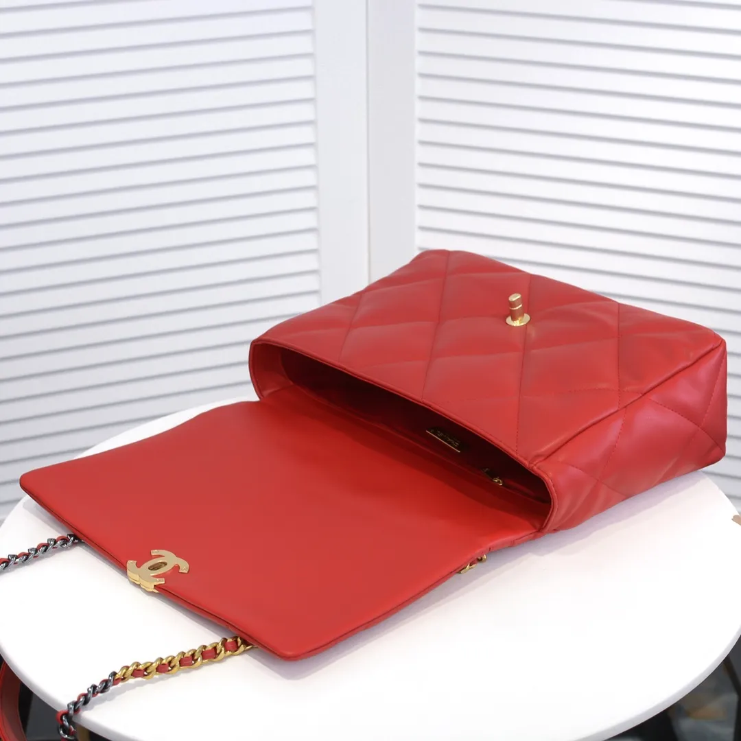 💰480￥Chanel’s latest popular model in big red size is now available📣📣Synchronized with counters🤭Imported cowhide🐂feels very soft. The upper body effect is super good, it can be carried by hand, on one shoulder or cross-body, showing the elegance and charm of women. Hurry up and get it. Style number: 9012. Size: 36*24*14cm.