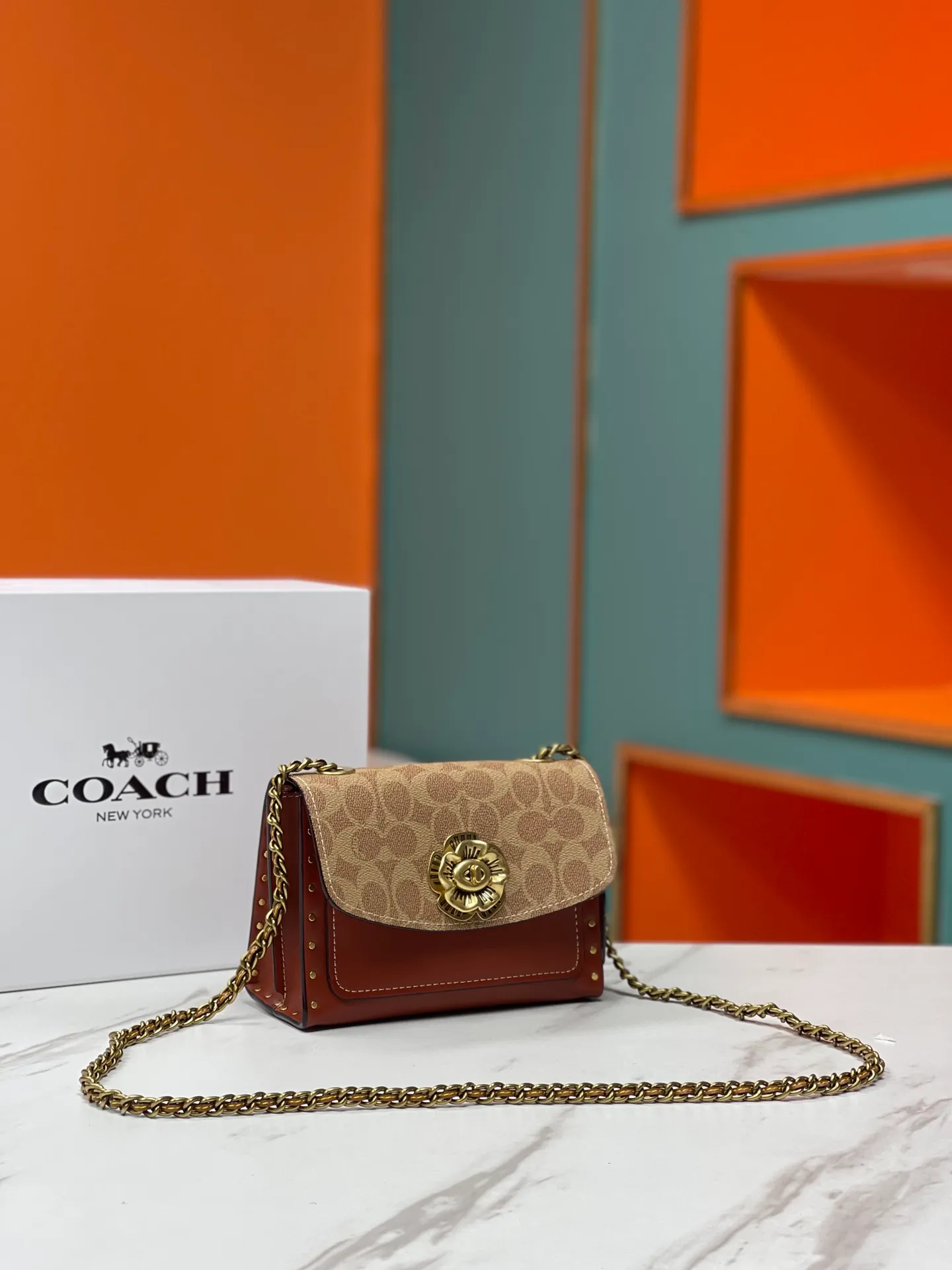 Batch 480💰 Original quality COACH/Coach women's bag PARKER18 handbag Camellia model 30592 khaki brown patchwork retro rivet style, classic old flower with earthy yellow brass material chain retro design, perfect match regardless of color or style! Size: 18*13*7cm