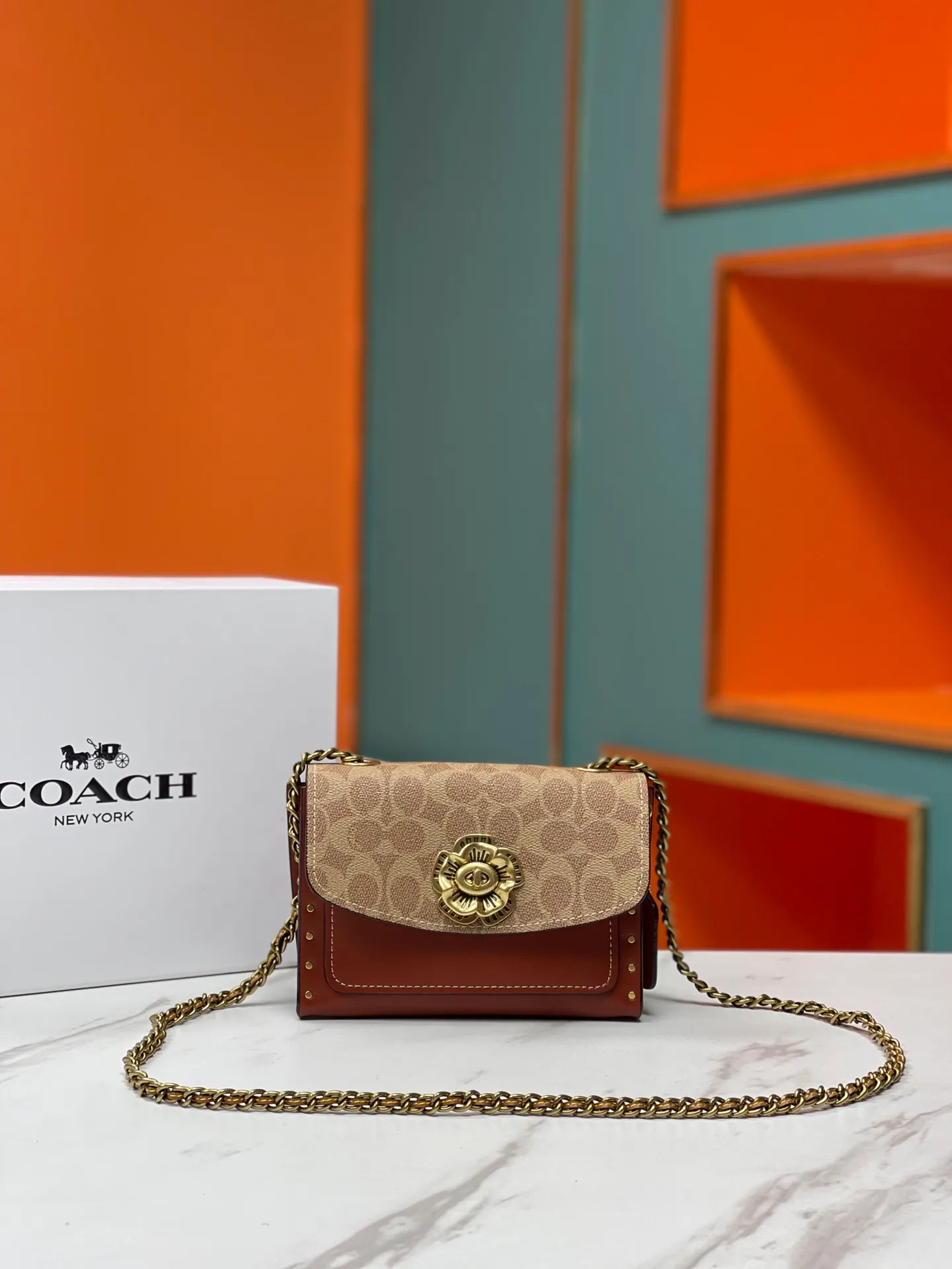 Batch 480💰 Original quality COACH/Coach women's bag PARKER18 handbag Camellia model 30592 khaki brown patchwork retro rivet style, classic old flower with earthy yellow brass material chain retro design, perfect match regardless of color or style! Size: 18*13*7cm