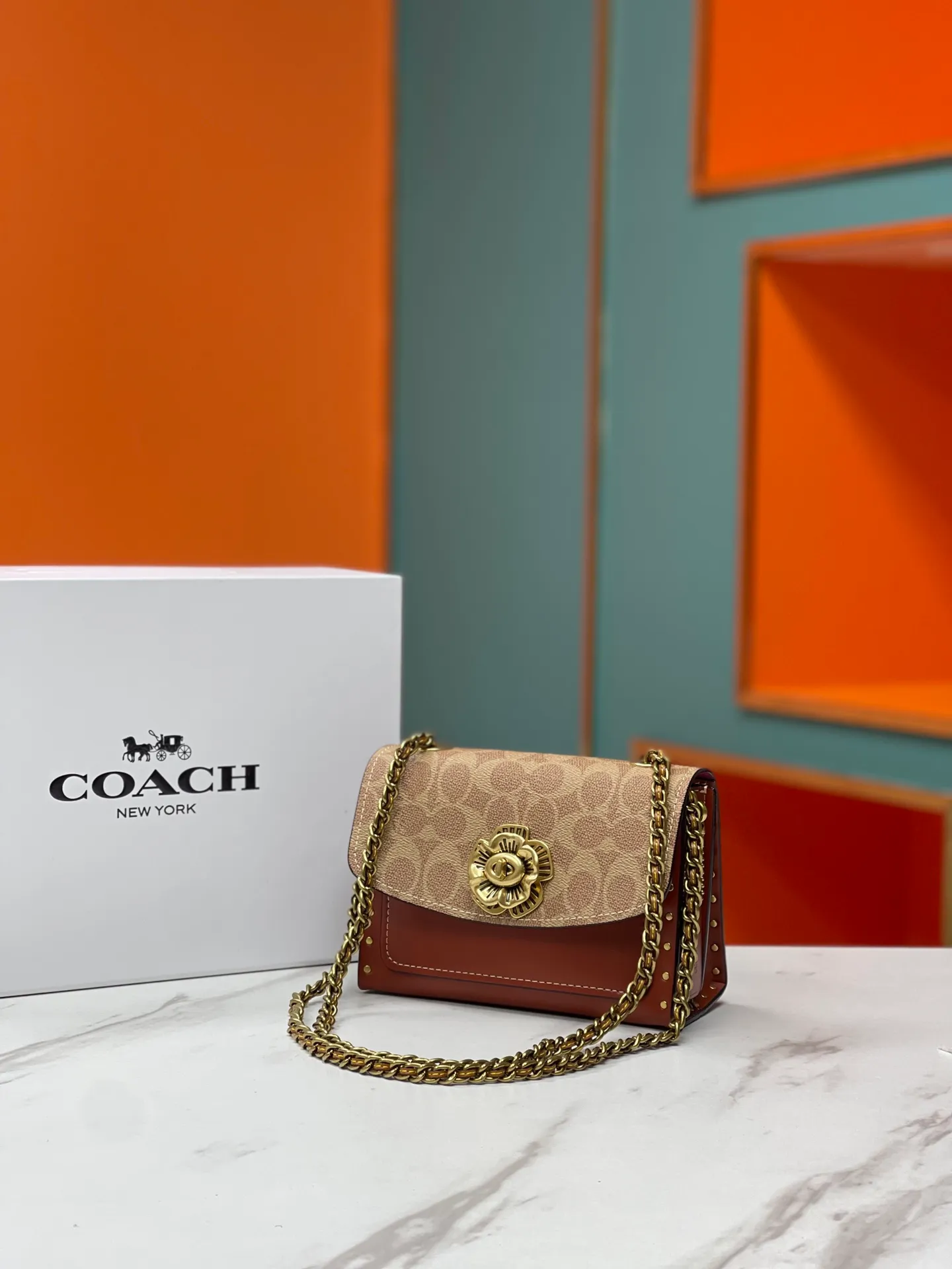 Batch 480💰 Original quality COACH/Coach women's bag PARKER18 handbag Camellia model 30592 khaki brown patchwork retro rivet style, classic old flower with earthy yellow brass material chain retro design, perfect match regardless of color or style! Size: 18*13*7cm
