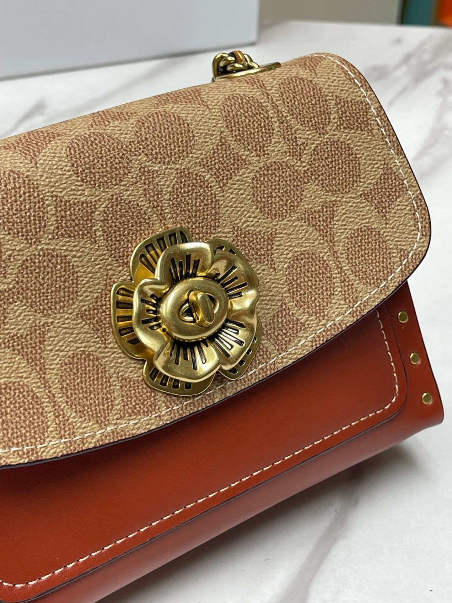 Batch 480💰 Original quality COACH/Coach women's bag PARKER18 handbag Camellia model 30592 khaki brown patchwork retro rivet style, classic old flower with earthy yellow brass material chain retro design, perfect match regardless of color or style! Size: 18*13*7cm