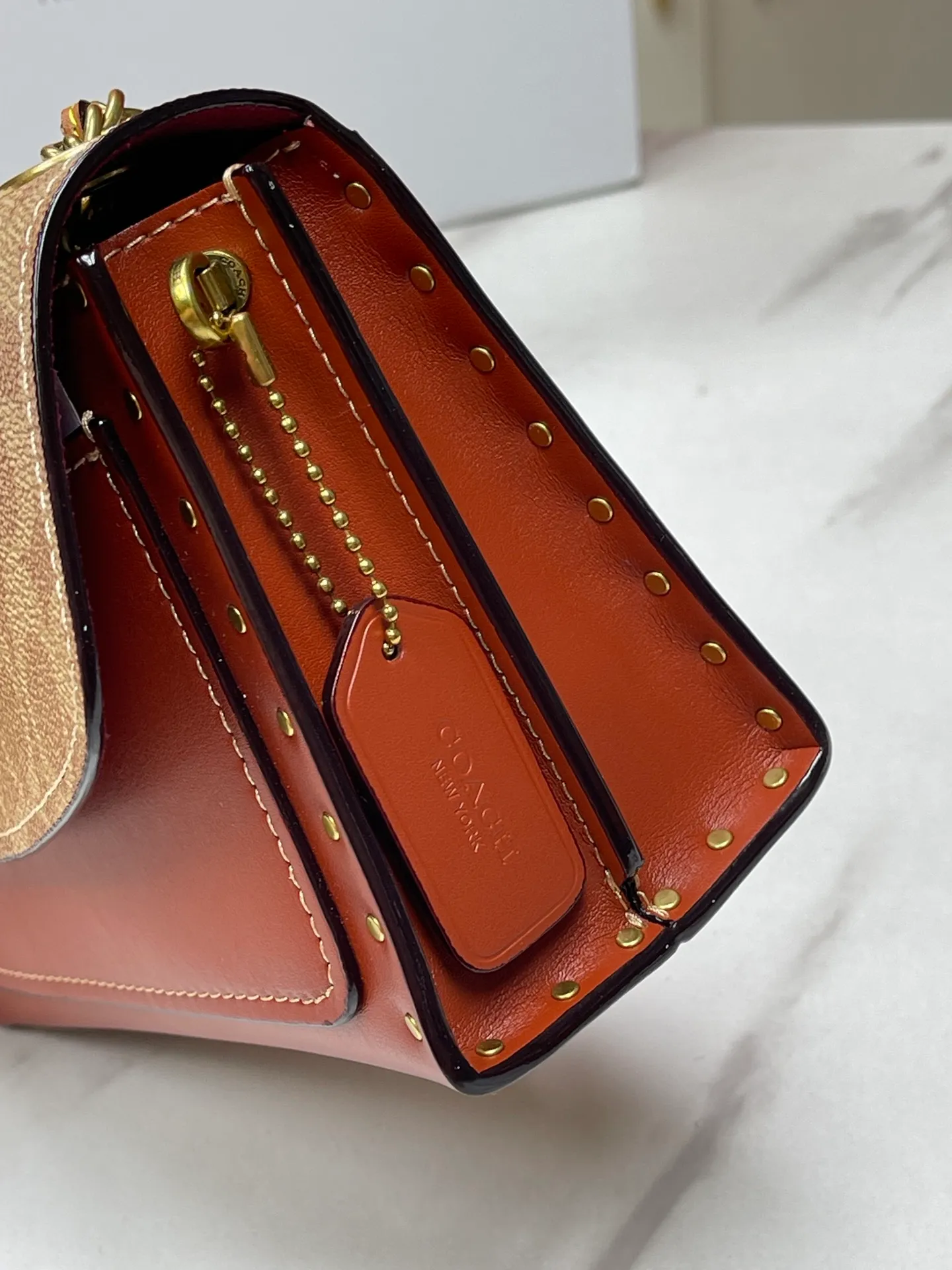 Batch 480💰 Original quality COACH/Coach women's bag PARKER18 handbag Camellia model 30592 khaki brown patchwork retro rivet style, classic old flower with earthy yellow brass material chain retro design, perfect match regardless of color or style! Size: 18*13*7cm