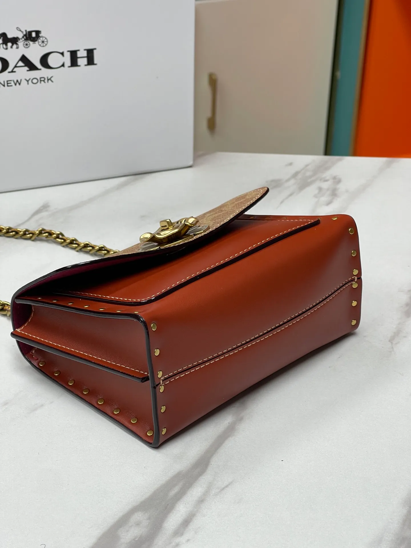 Batch 480💰 Original quality COACH/Coach women's bag PARKER18 handbag Camellia model 30592 khaki brown patchwork retro rivet style, classic old flower with earthy yellow brass material chain retro design, perfect match regardless of color or style! Size: 18*13*7cm